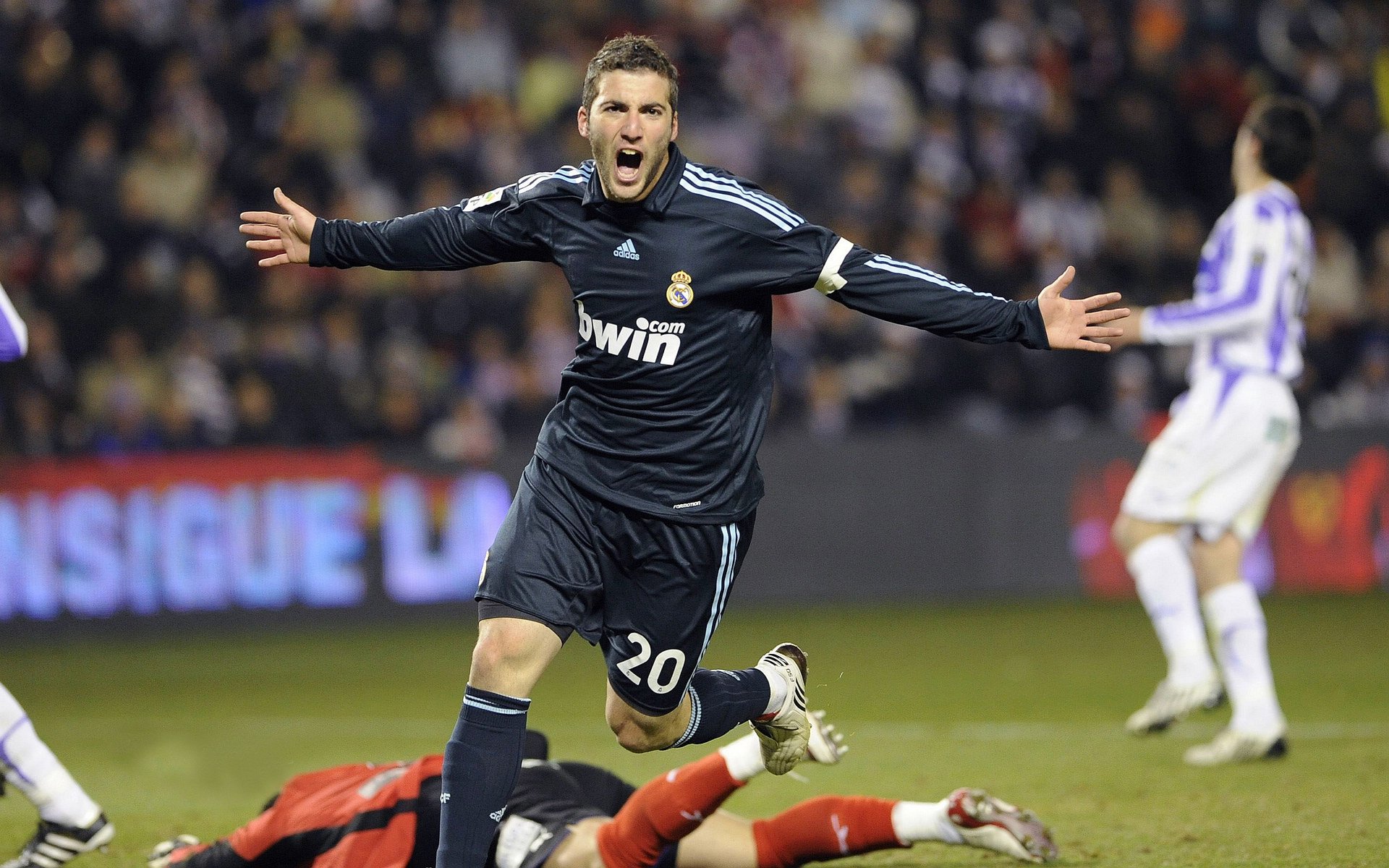 英国球迷赴现场观赛热情高涨 创历史新高，英国看球赛