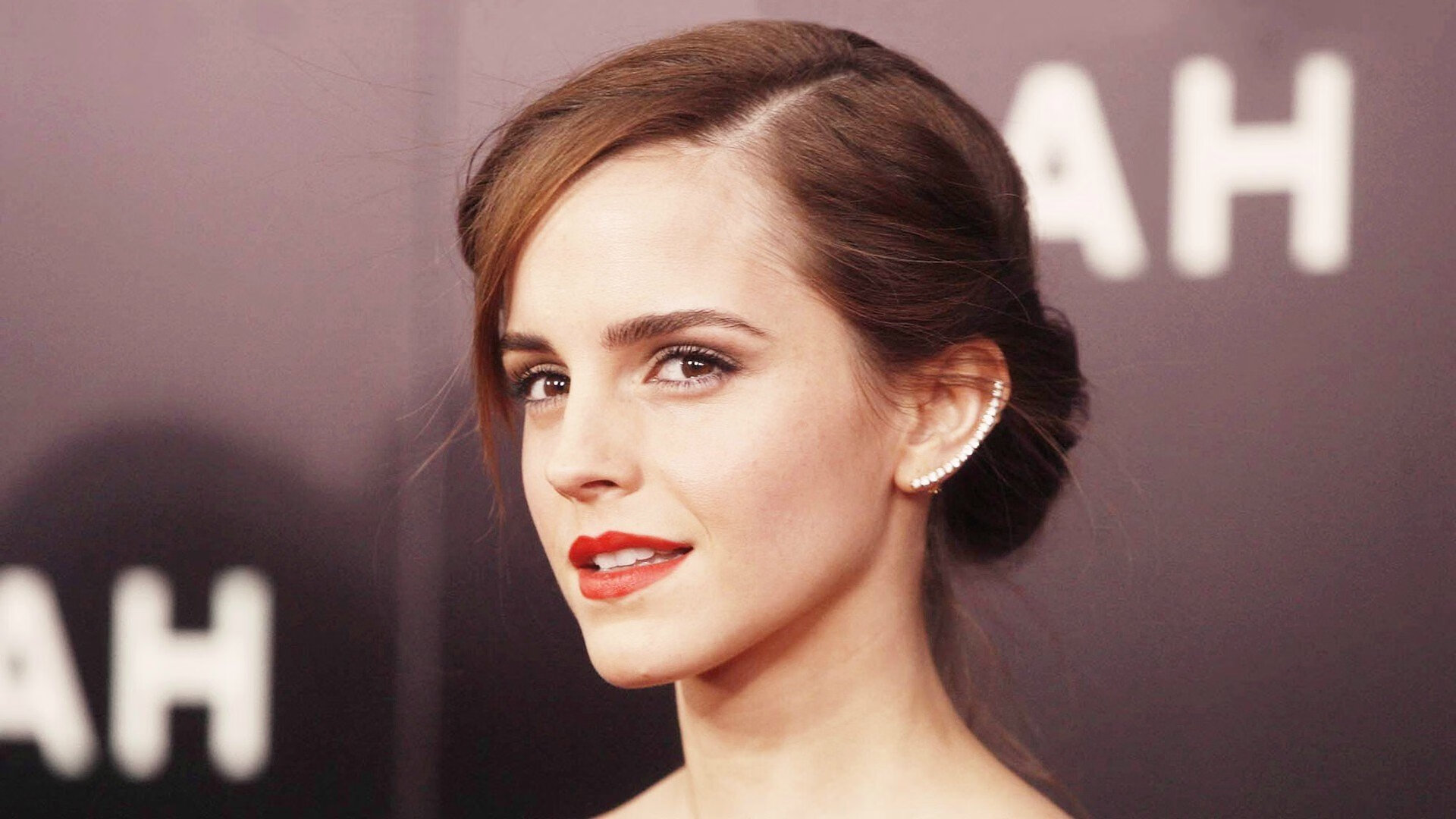 开云体育链接-德甲：拜仁5-0横扫奥格斯堡，莱万完成帽子戏法，拜仁5-1狂胜 莱万梅开二度